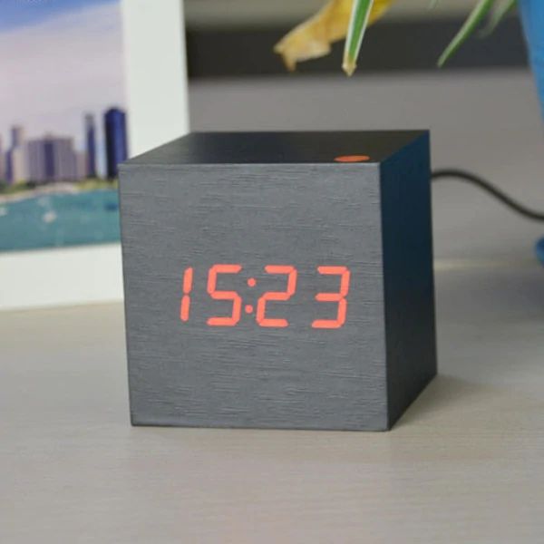 Digitális Óra Kocka – Minimalista Dizájn És LED Kijelző
