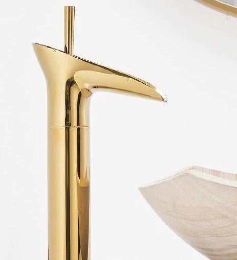 Bateria kaskadowa do łazienki – styl antyczny i elegancki