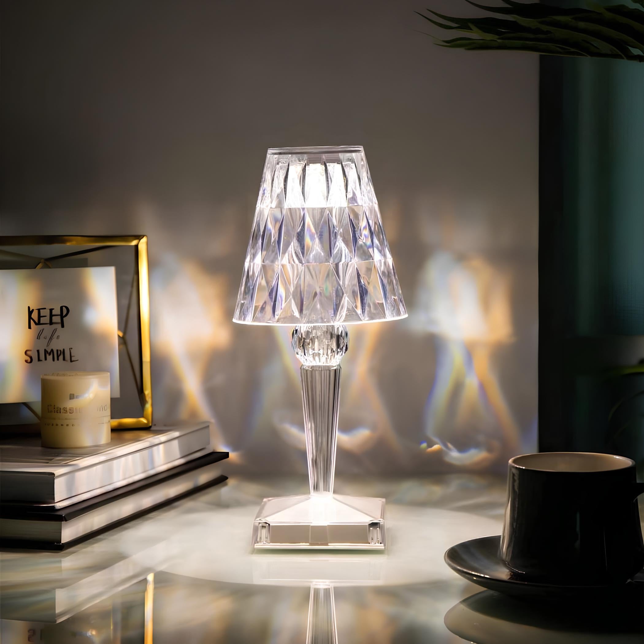 Tischlampe aus Kristall – moderne Eleganz und warme Atmosphäre 