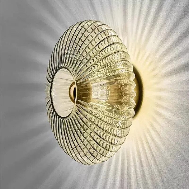 Vägglampa i vågigt glas – elegans och mjukt ljus 