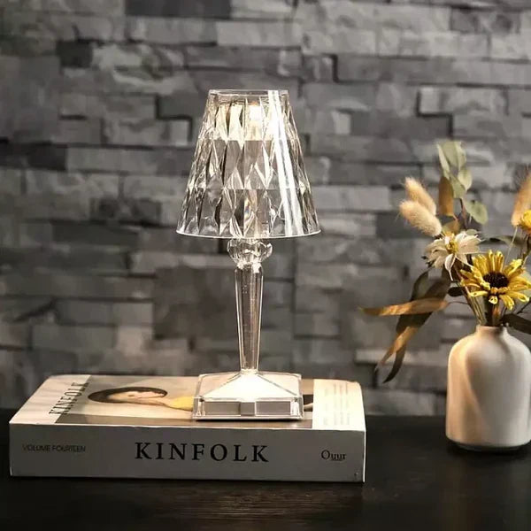 Tischlampe aus Kristall – moderne Eleganz und warme Atmosphäre 