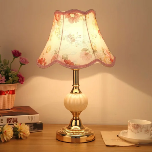 Asztali Dekoratív Lámpa – Vintage Stílus és Időtlen Elegancia 