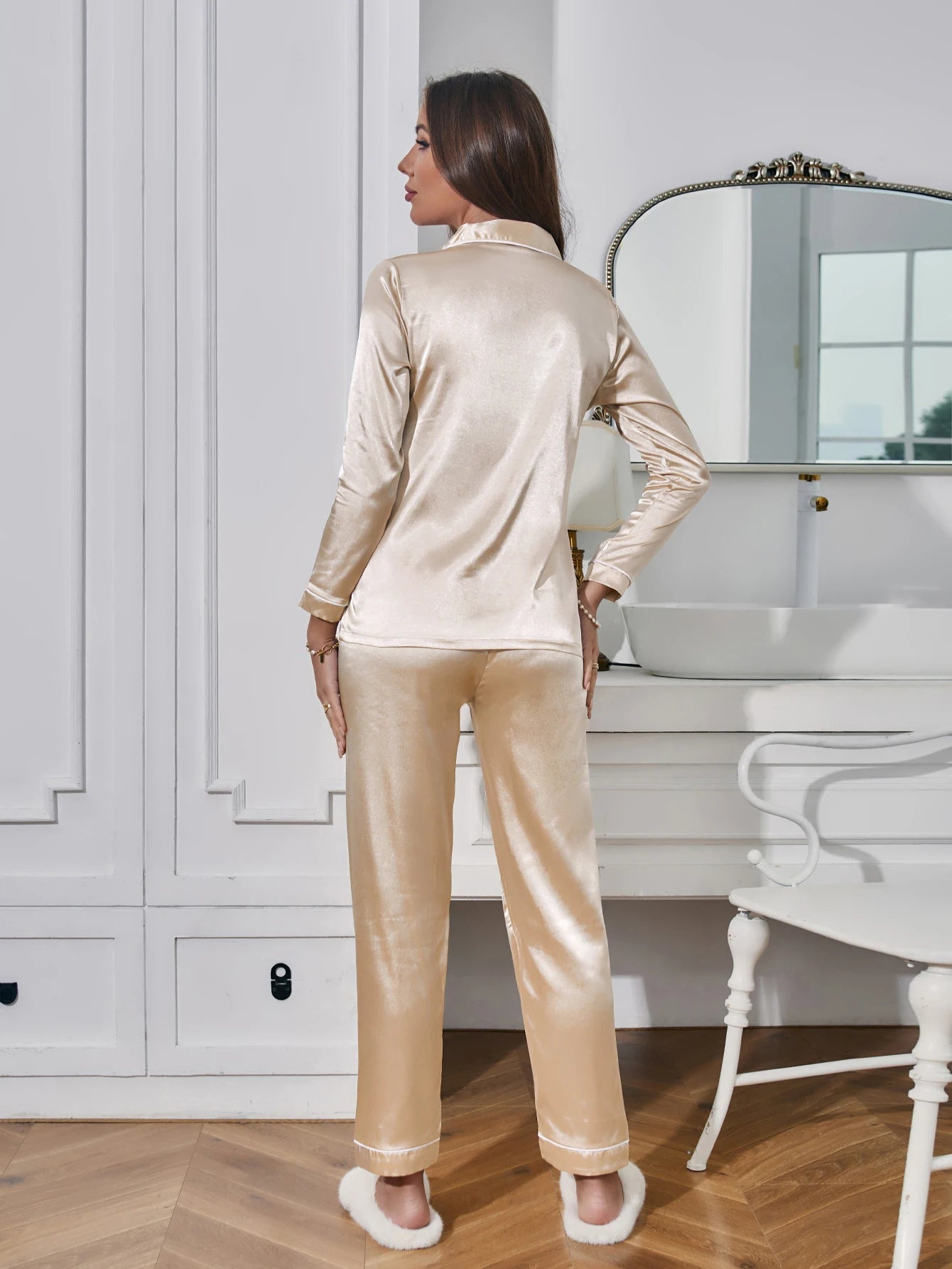 Sandra | Pyjamas Brilliant – Nattetikette og Delikat Berøring 