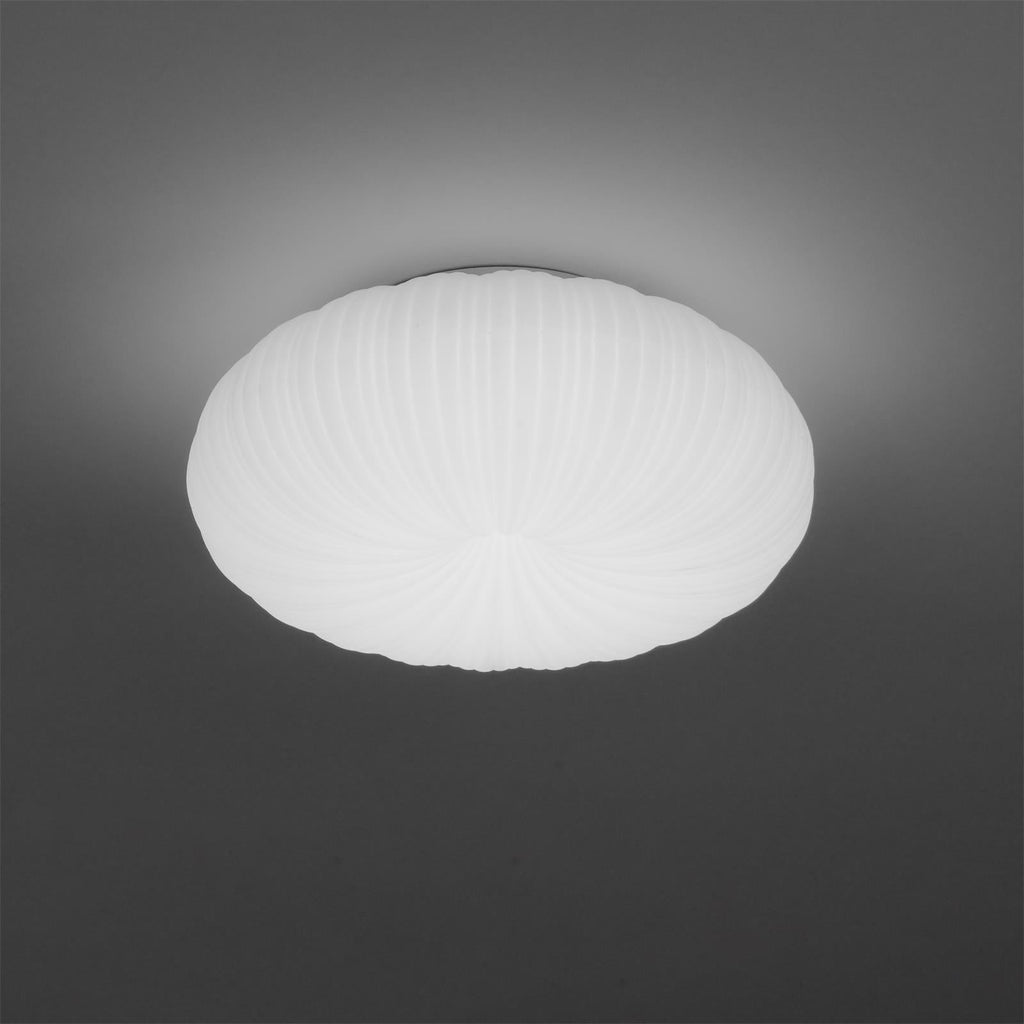 Moderne LED-taklampe med fjernkontroll - komfort og eleganse