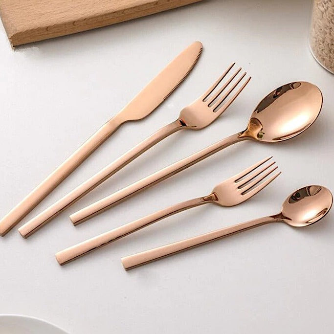 Komplettes Besteckset – Elegante Teile für einen raffinierten Tisch 