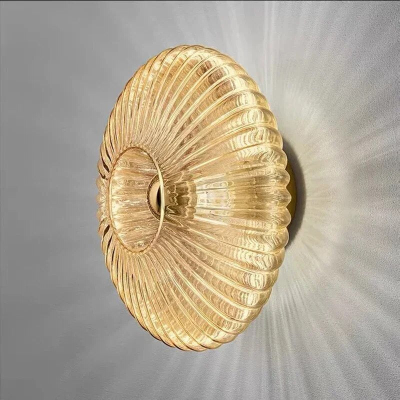 Vägglampa i vågigt glas – elegans och mjukt ljus 