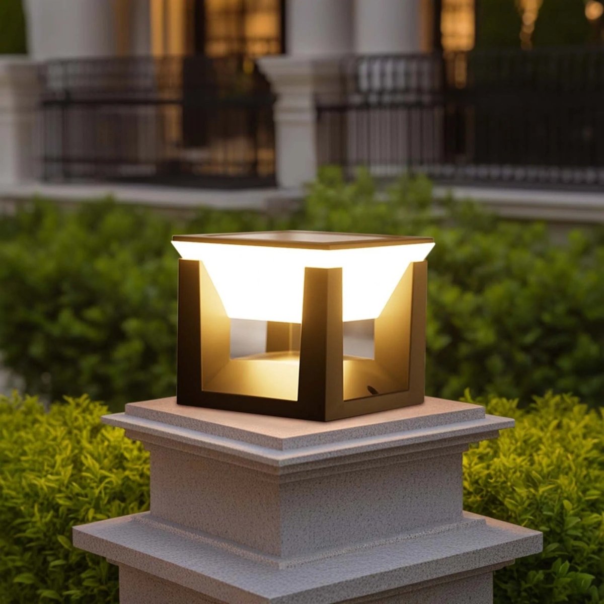 Vonkajšia solárna lampa - štvorcový tvar a moderný povrch