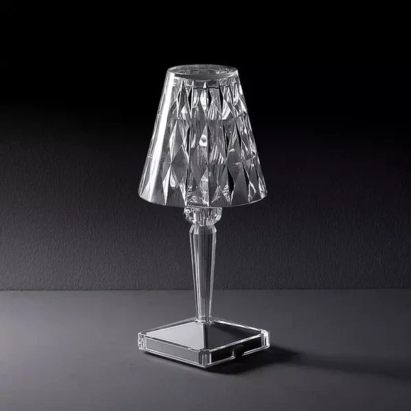 Tischlampe aus Kristall – moderne Eleganz und warme Atmosphäre 
