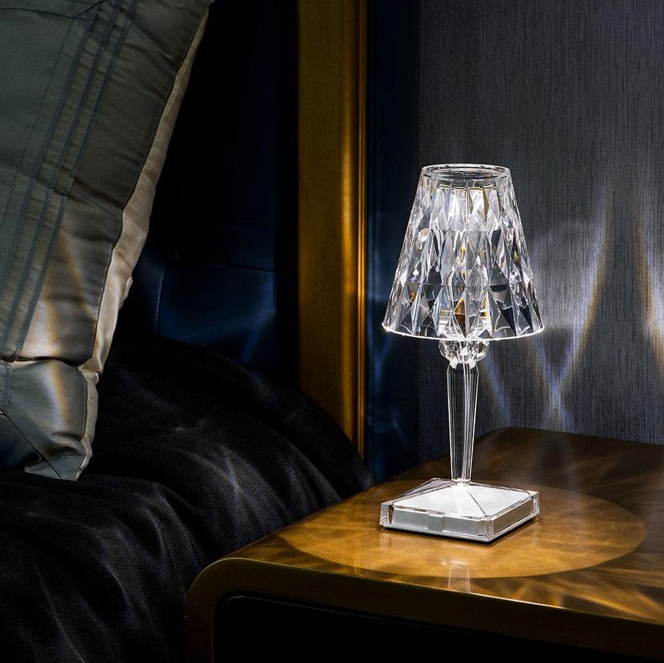 Tischlampe aus Kristall – moderne Eleganz und warme Atmosphäre 