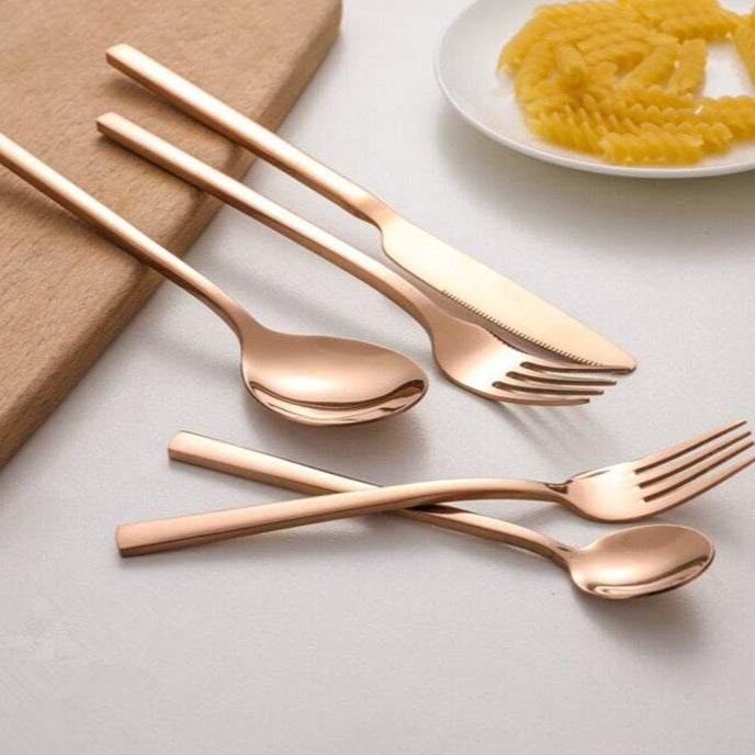 Komplettes Besteckset – Elegante Teile für einen raffinierten Tisch 