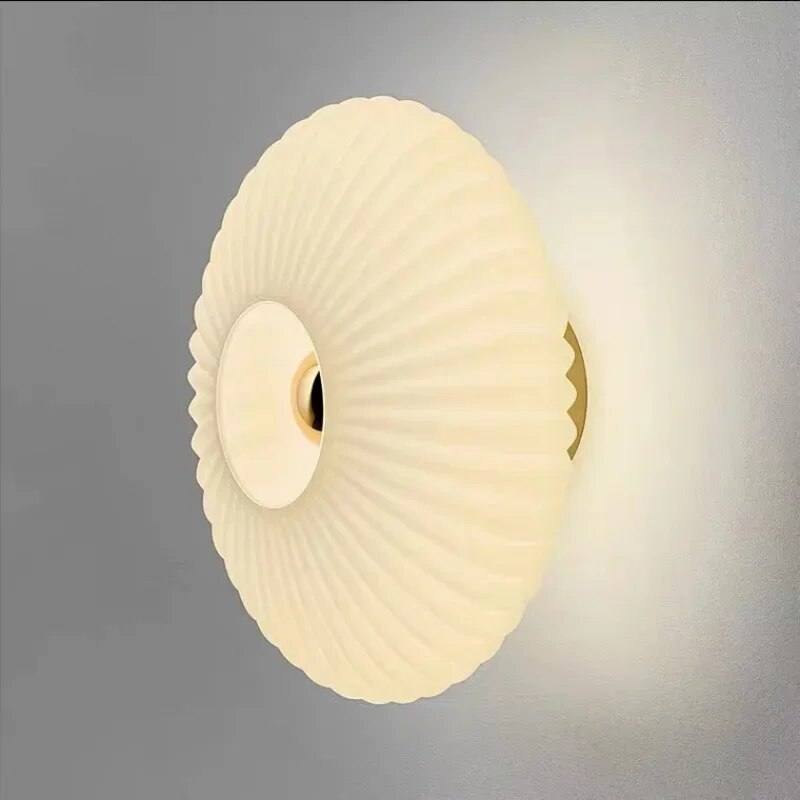Vägglampa i vågigt glas – elegans och mjukt ljus 